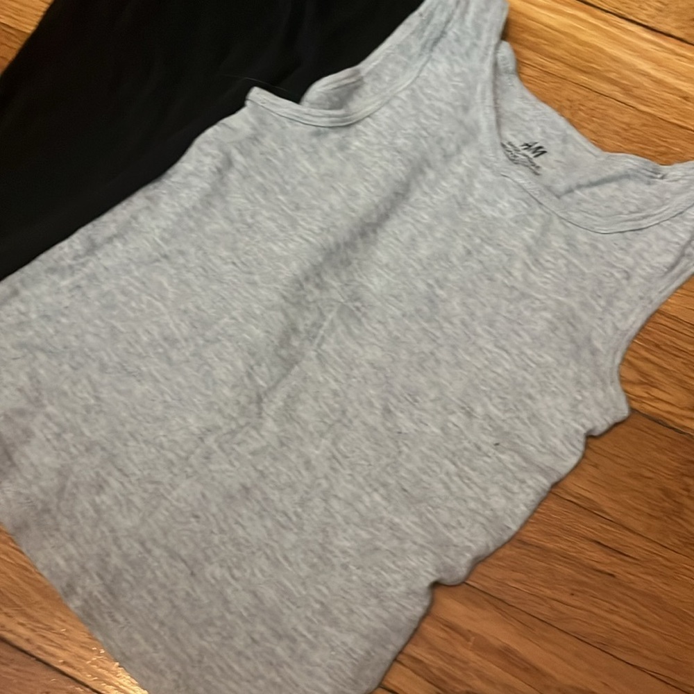 Boys H&M tank top bundle some signs of wear 4-6 years. - Picture 4 of 7